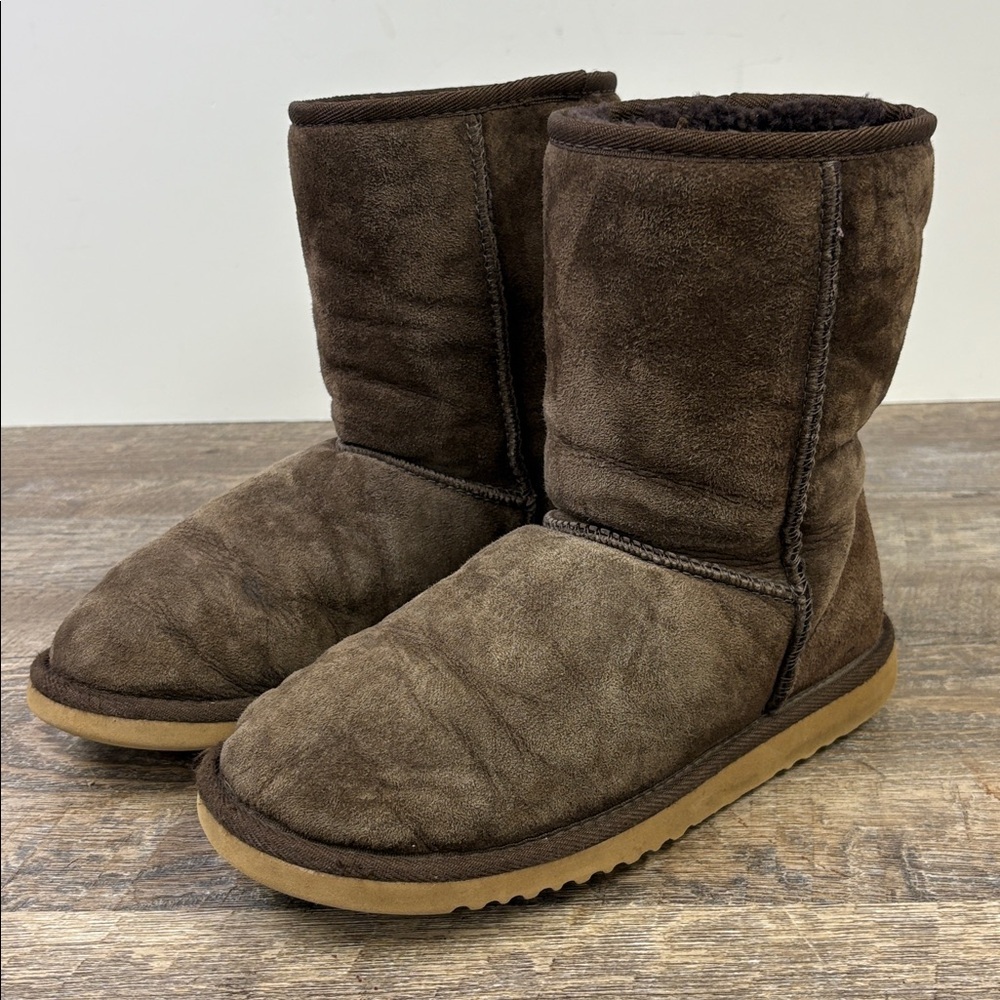🤎 UGG Australia Classic Short Sheepskin Boots – Chocolate Brown, Size 6
